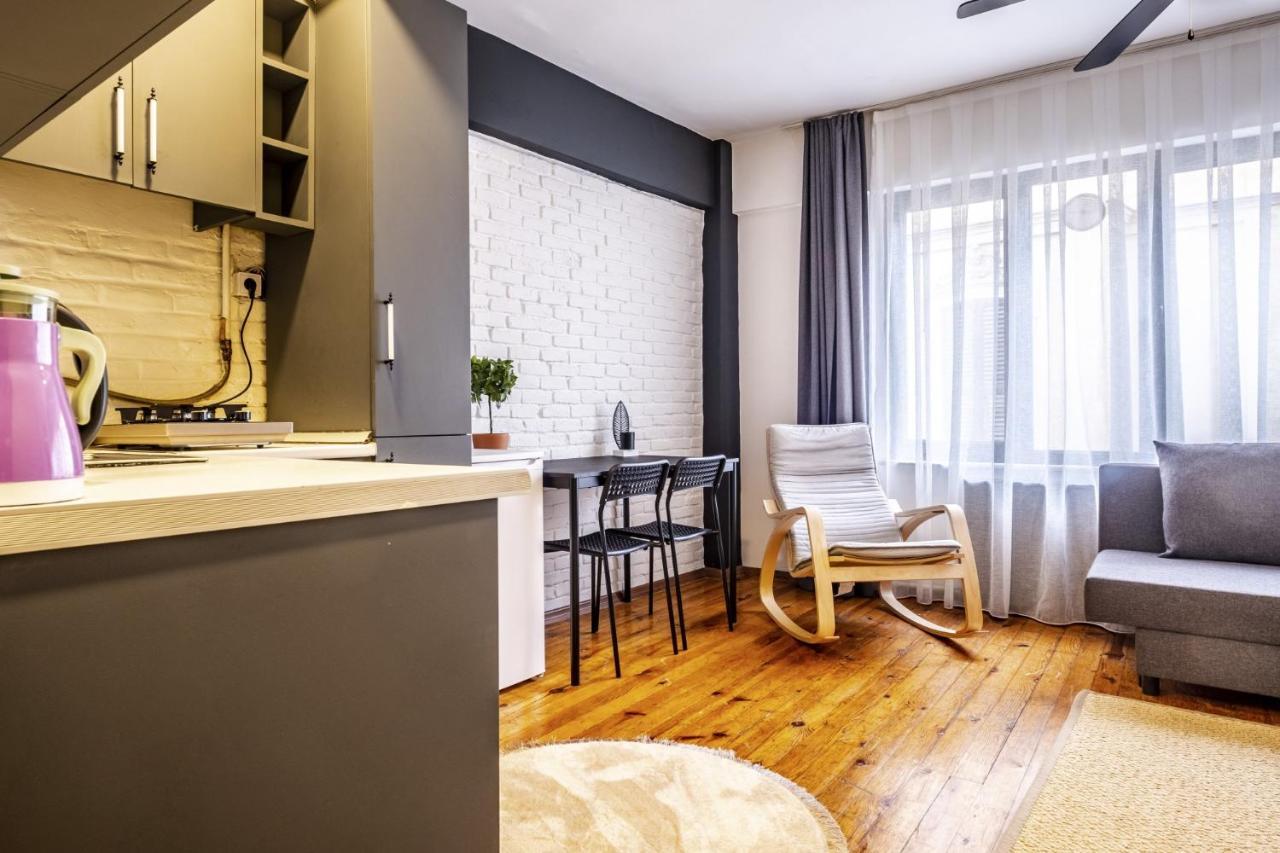 Daire Chic Flat With Balcony In The Heart Of Beyoglu